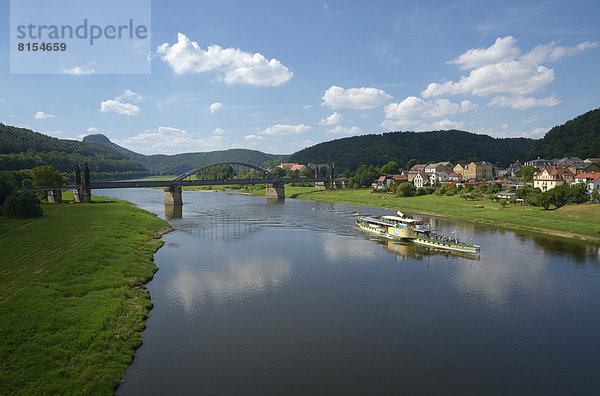 über Brücke Fluss