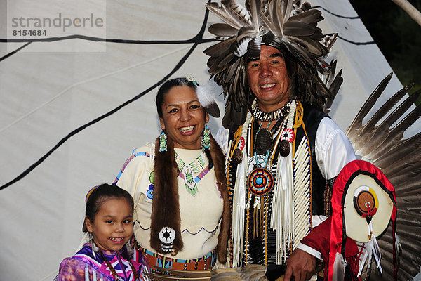 Ojibwe-Indianerfamilie bei einem Pow-Wow