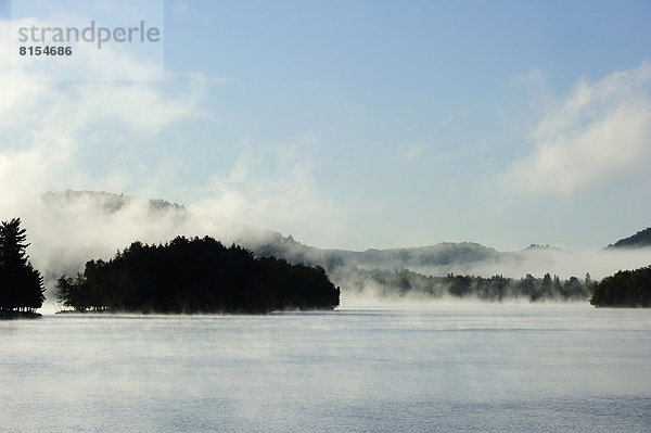 Wolkenschwaden ziehen über den See Lac Tremblant