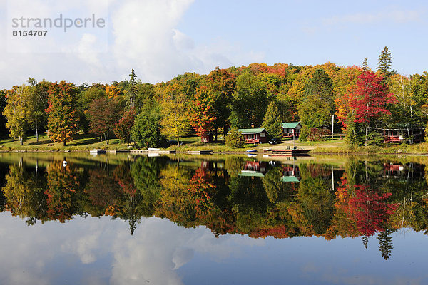 Farbaufnahme Farbe Landschaft Gebäude Wald See Spiegelung Herbst typisch kanadisch