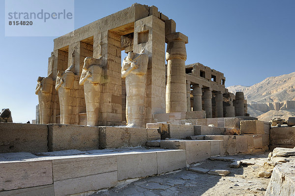 Säulenfassade mit Osirisstatuen  hinten das Ramesseums  Totentempel von Ramses II