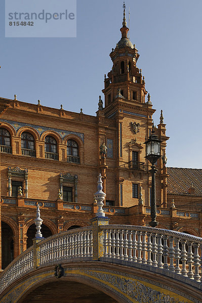 Plaza de Espana  Teilansicht des halbkreisförmigen Gebäudes mit Brücke  Architekt Aníbal González