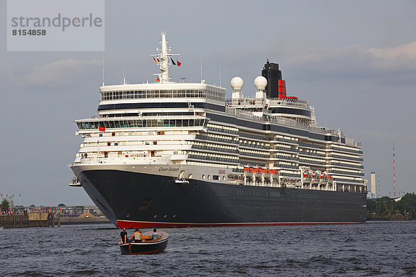 Kreuzfahrtschiff Queen Elizabeth läuft aus dem Hamburger Hafen aus