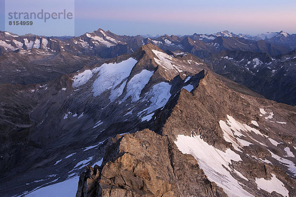 Zillertaler Alpen  Gletscher  Hohe Tauern  Ausblick vom Gipfel der Reichenspitze Richtung Dreiherrenspitze  Großvenediger  Grat bildet die Grenze zwischen Tirol und Salzburg