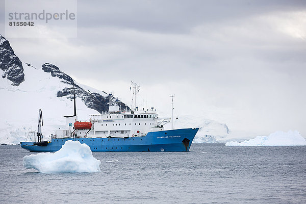 Russisches Forschungsschiff  Eisscholle im Antarktischen Meer