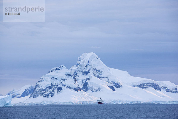 Schneebedeckte Berge  Fels  Schiff