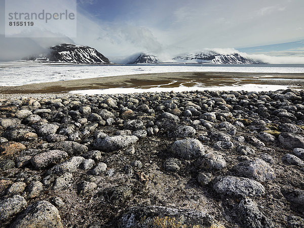 Steinige Küste in Spitzbergen