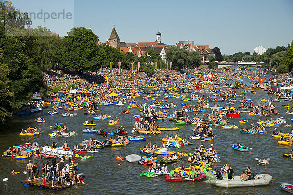 '''Nabada''  ein traditioneller Wasserumzug auf der Donau am Schwörmontag'