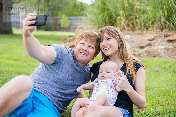 Familie fotografiert sich selbst  lächelnd
