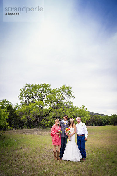 USA  Texas  Brautpaar mit Eltern bei Outdoor-Hochzeit