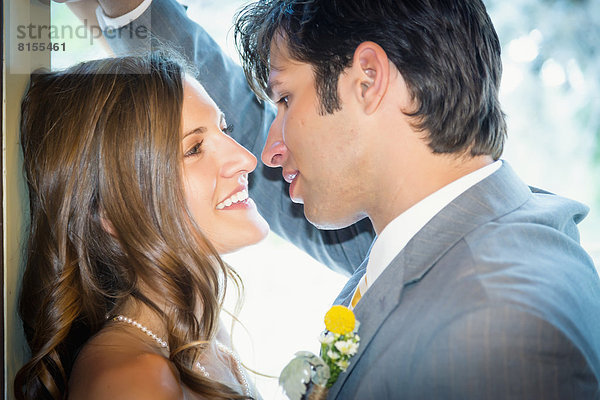 USA  Texas  Braut und Bräutigam von Angesicht zu Angesicht  lächelnd