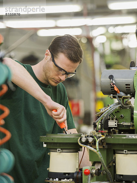 Europäer arbeiten Maschine Stoff Fabrikgebäude handhaben