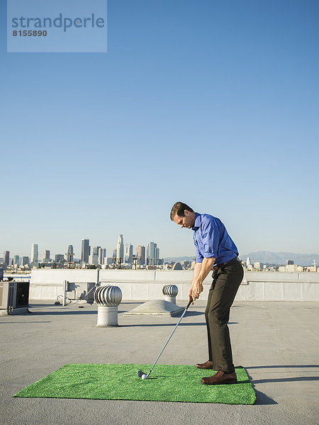 Dach  Städtisches Motiv  Städtische Motive  Straßenszene  Straßenszene  Europäer  Geschäftsmann  Spiel  Golfsport  Golf