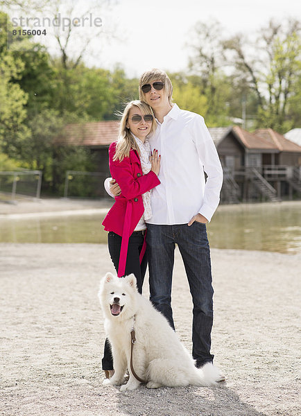 Deutschland  Bayern  Porträt eines stehenden Paares mit Hund