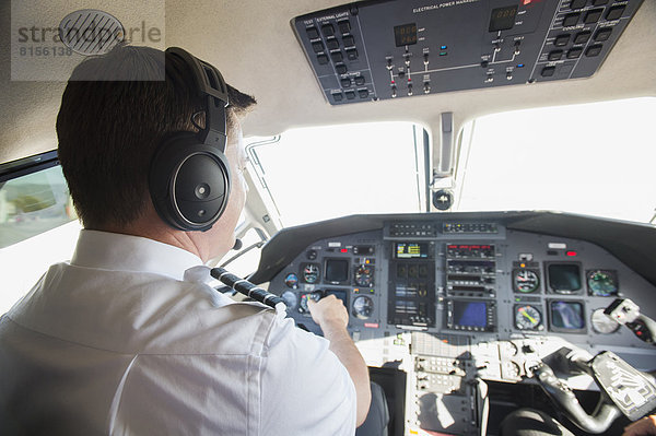 Flugzeug  Europäer  arbeiten  Pilot  Cockpit