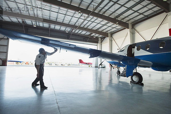 Flugzeug  Europäer  Hangar  Pilot  Untersuchung