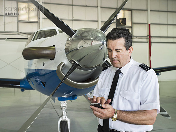 benutzen  Europäer  Hangar  Telefon  Pilot  Handy