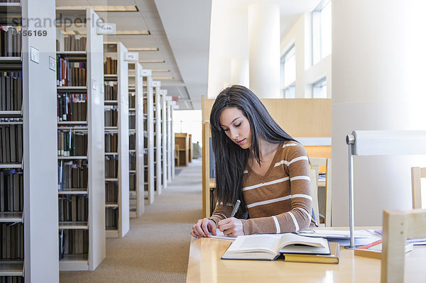 Schreibtisch  arbeiten  Bibliotheksgebäude  Student