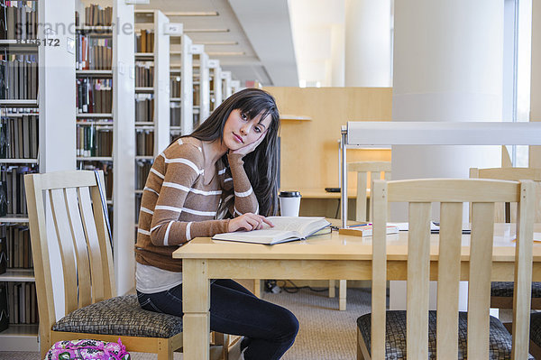 Schreibtisch  arbeiten  Bibliotheksgebäude  Student