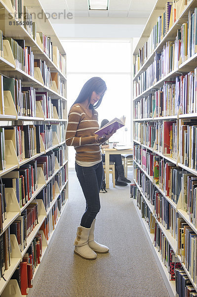 Bibliotheksgebäude  Student  vorlesen