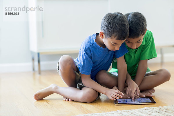 benutzen  Boden  Fußboden  Fußböden  Junge - Person  Tablet PC