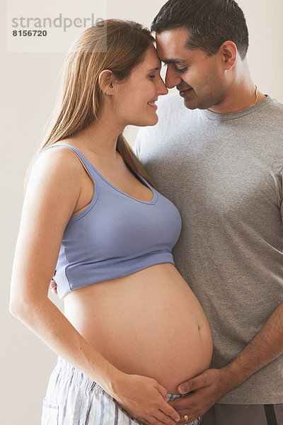 Mann  Frau  halten  Schwangerschaft