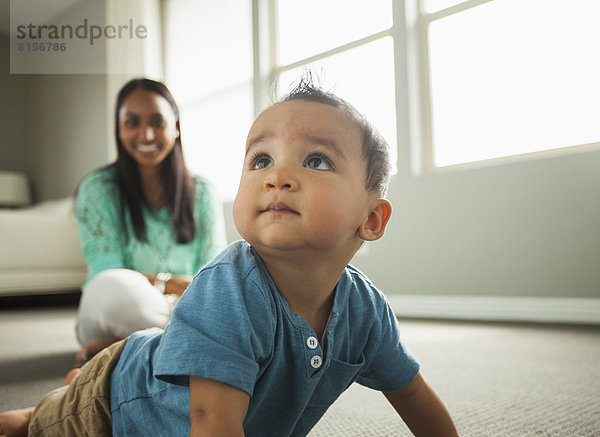 Junge - Person  Zimmer  kriechen  robben  Wohnzimmer  Baby