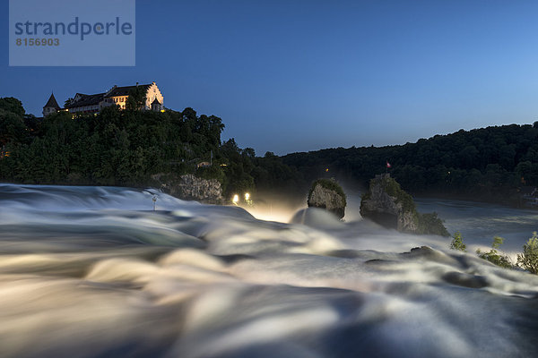 Schweiz  Schaffhausen  Blick auf den Rheinfall mit Schloss Laufen bei Nacht