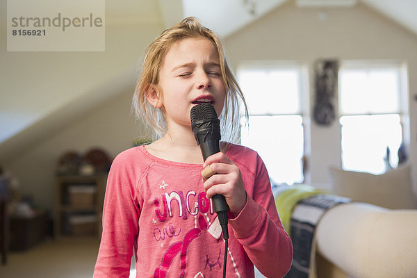 Interior  zu Hause  Europäer  Gesang  Mädchen  Karaoke