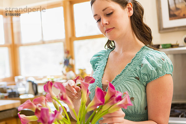 Europäer  Frau  Blume  halten  Blumenvase