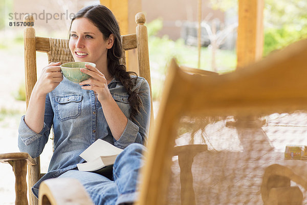 Europäer Frau Tasse Stuhl Espressotasse Kaffee