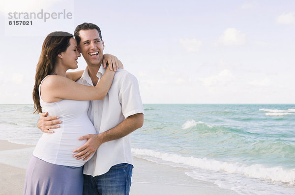 Europäer  Mann  Ehefrau  umarmen  Strand  Schwangerschaft
