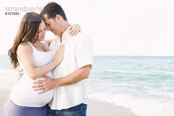 Europäer  Mann  Ehefrau  umarmen  Strand  Schwangerschaft