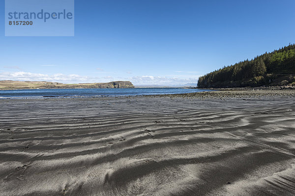 Großbritannien  Schottland  Isle of Skye  Blick auf schwarzen Vulkansand am Strand