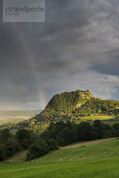 Deutschland  Baden Württemberg  Konstanz  Blick auf die Hegauer Landschaft mit Regenbogen