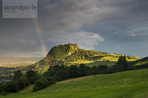 Deutschland  Baden Württemberg  Konstanz  Blick auf die Hegauer Landschaft mit Regenbogen