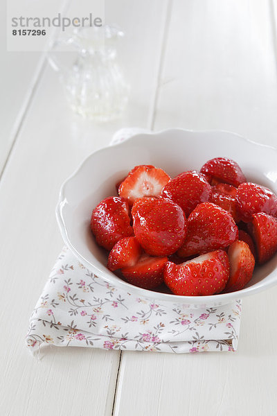 Schale mit Erdbeeren auf Holztisch  Nahaufnahme