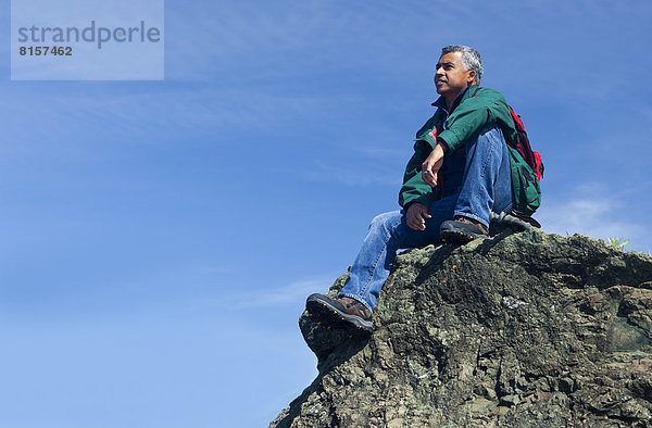 sitzend  Mann  Felsen  Berggipfel  Gipfel  Spitze  Spitzen  mischen  Mixed