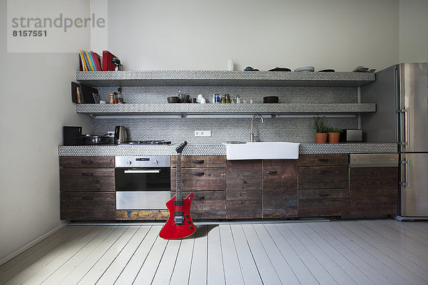 Interieur der Küche mit E-Gitarre