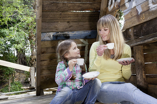 Deutschland  Nordrhein-Westfalen  Köln  Mutter und Tochter trinken Tee  lächelnd