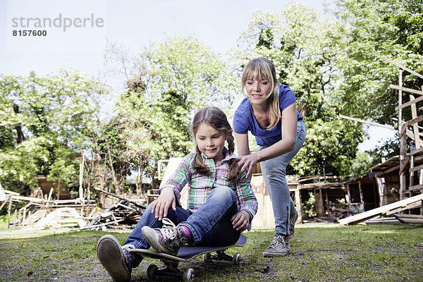 Deutschland  Nordrhein-Westfalen  Köln  Mutter und Tochter spielen mit Skateboard