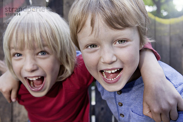 Deutschland  Nordrhein-Westfalen  Köln  Jungen spielen auf dem Spielplatz  lächeln