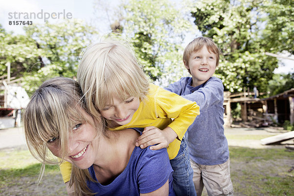 Deutschland  Köln  Mutter spielt mit Kindern auf dem Spielplatz