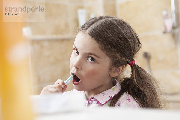 Deutschland  Nordrhein-Westfalen    Mädchen beim Zähneputzen im Bad