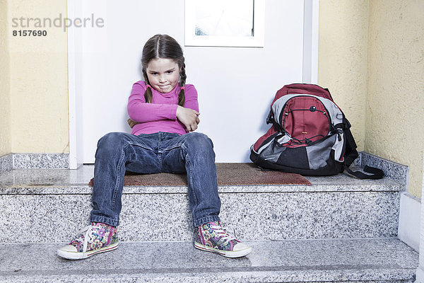 Deutschland  Nordrhein-Westfalen  Köln  Mädchen wartet in der Schule
