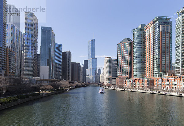 Vereinigte Staaten  Illinois  Chicago  Blick auf Ausflugsschiff auf dem Chicago River