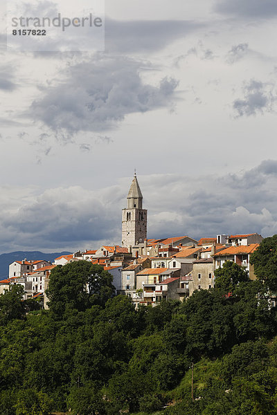 Kroatien  Krk  Blick auf die Altstadt von Vrbnik