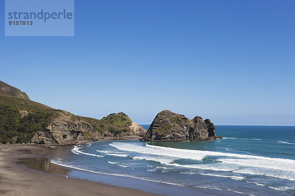 Neuseeland  Blick auf Nun Rock am Piha Strand