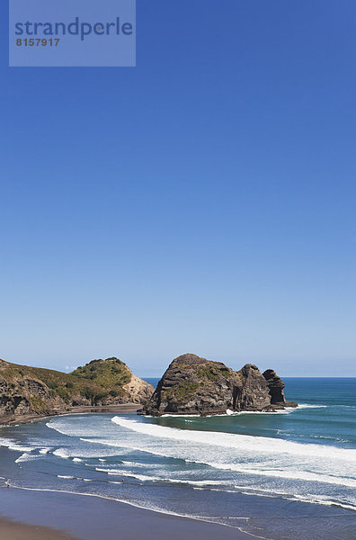 Neuseeland  Blick auf Nun Rock am Piha Strand