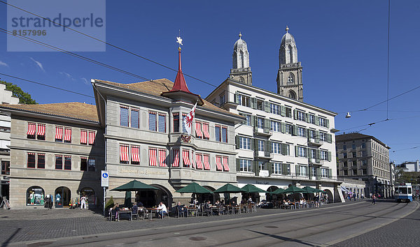Schweiz  Zürich  Blick auf das Straßencafé im Zunfthaus